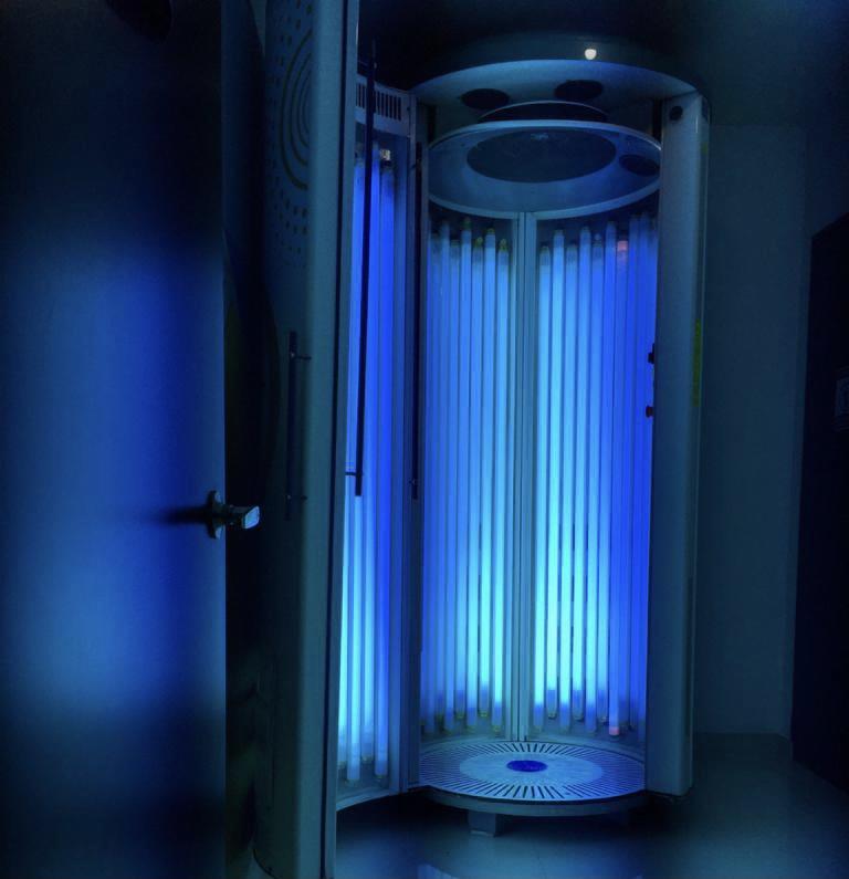 Cámara de bronceado vertical encendida con luz azul