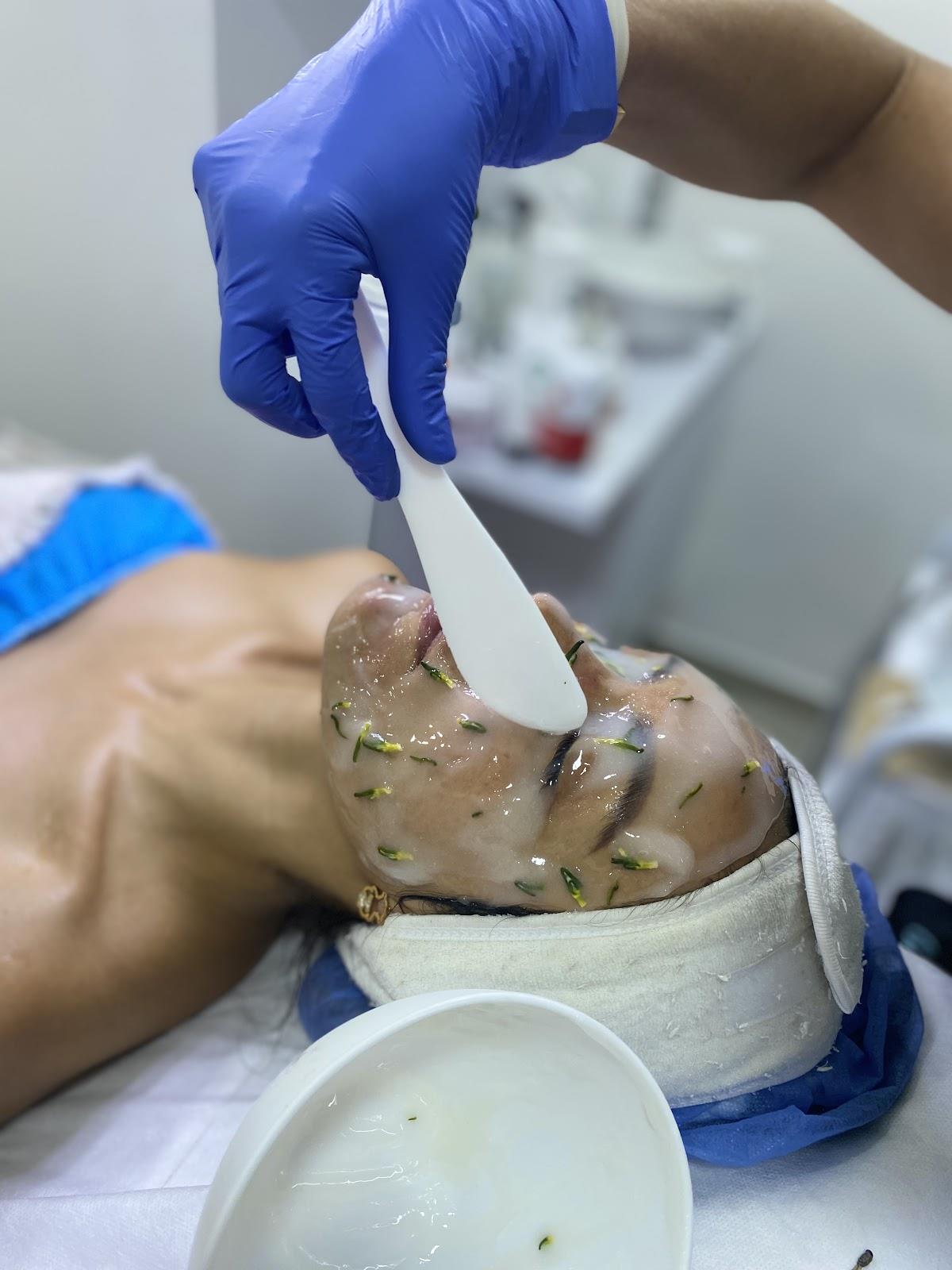 Aplicación de mascarilla facial con espátula