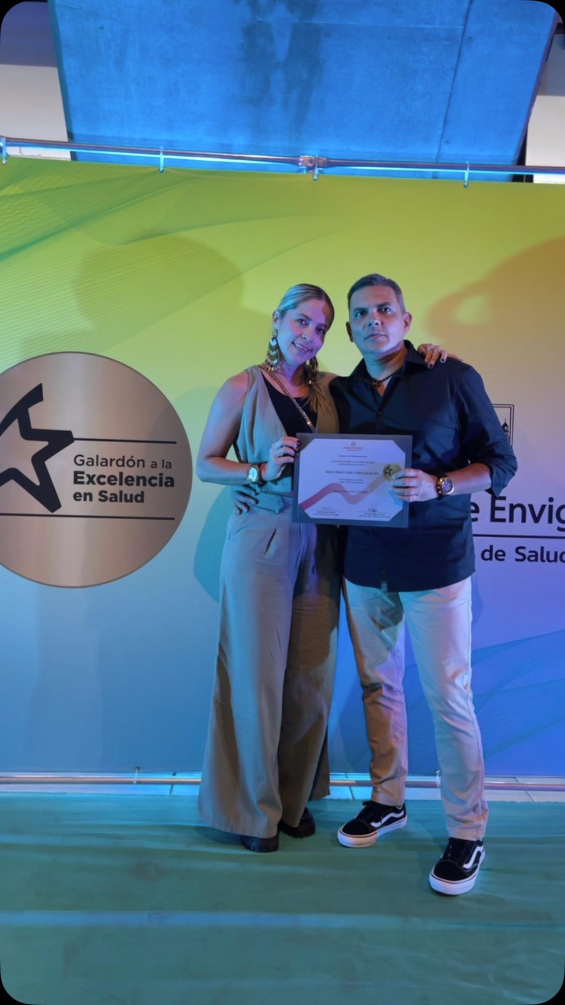 Los directores de Bcolor Spa con el diploma del Galardón a la Excelencia en Salud