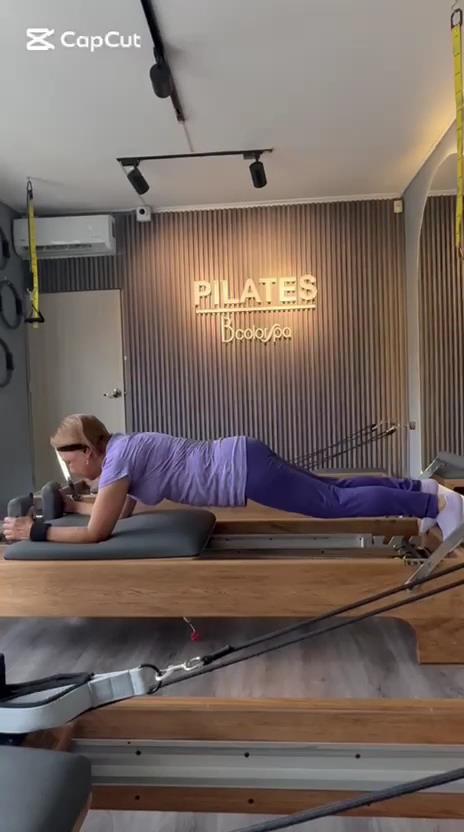 Alumna haciendo plancha sobre el reformer