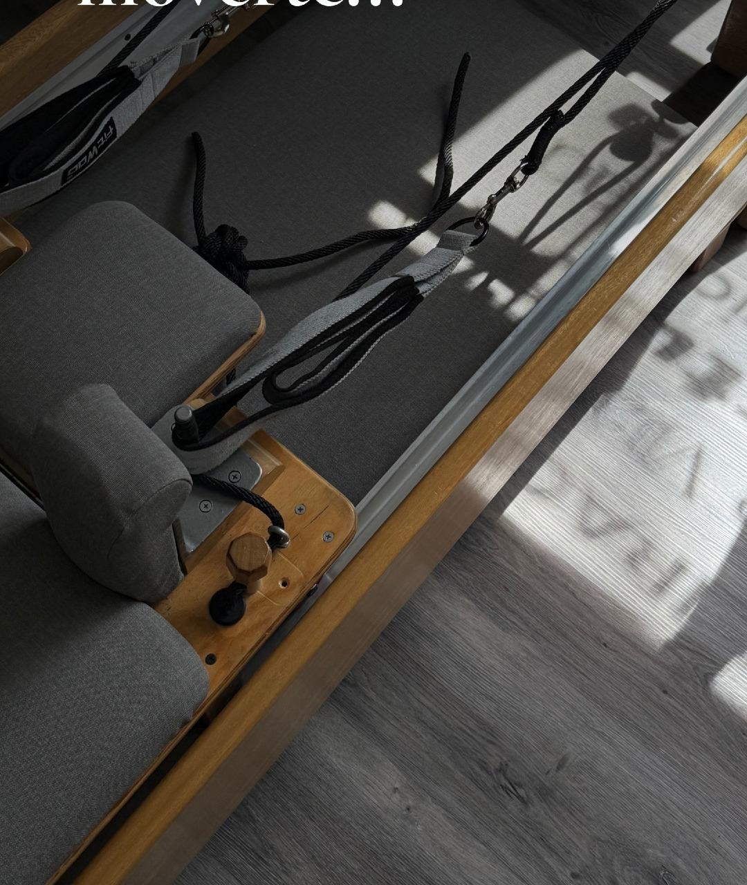 Reformer de madera en la sala de pilates