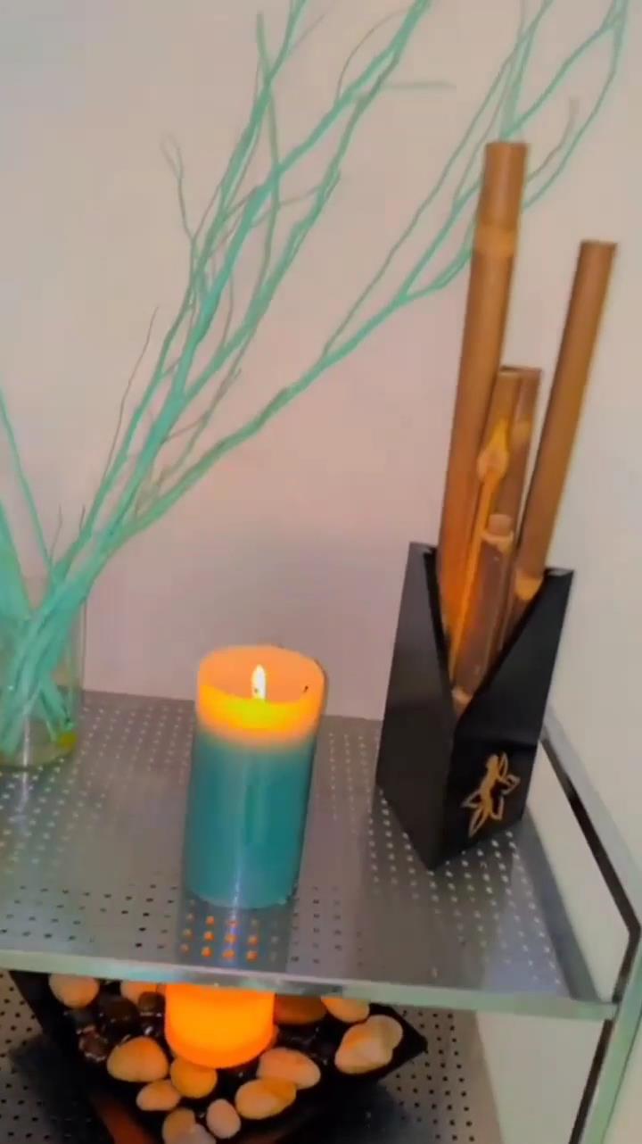 Vela encendida y piedras en una cabina